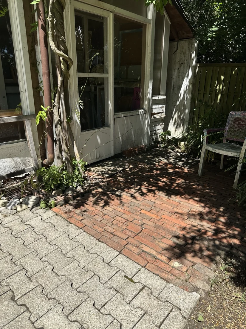 Gereinigter Vorplatz mit grauen und roten Pflastersteinen