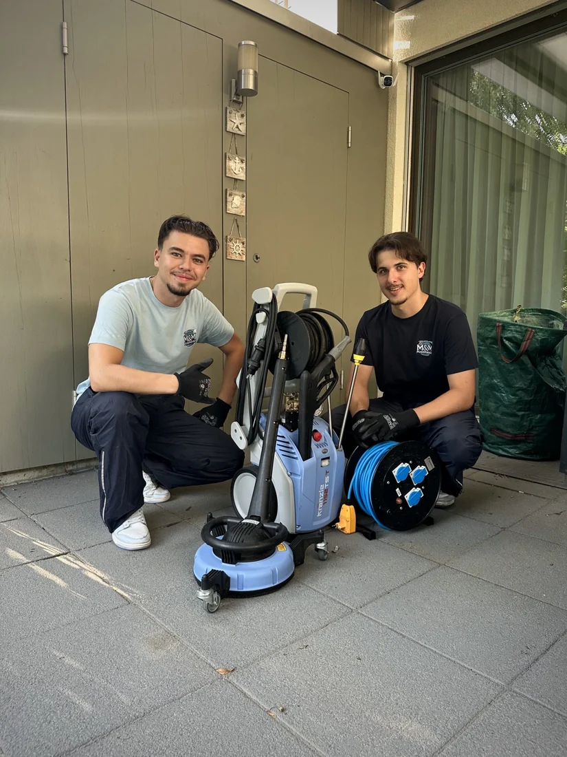 Messias und Marco mit ihrem Hochdruckreinigungsequipment